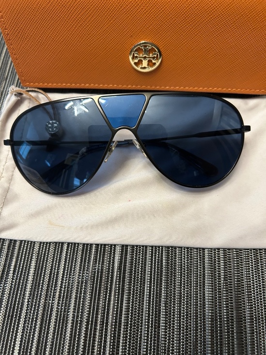 Tory Burch Aviator Sunglasses Includes Case